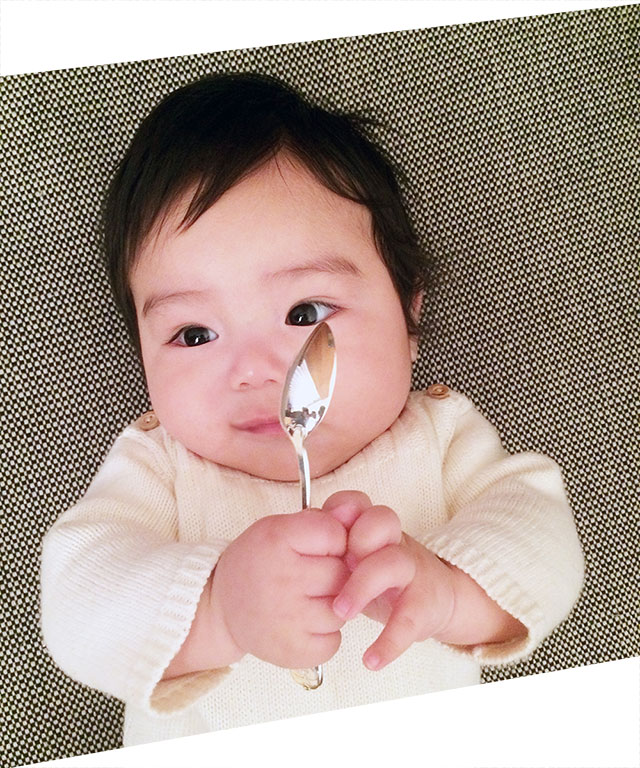 赤ちゃんと名入れ銀食器