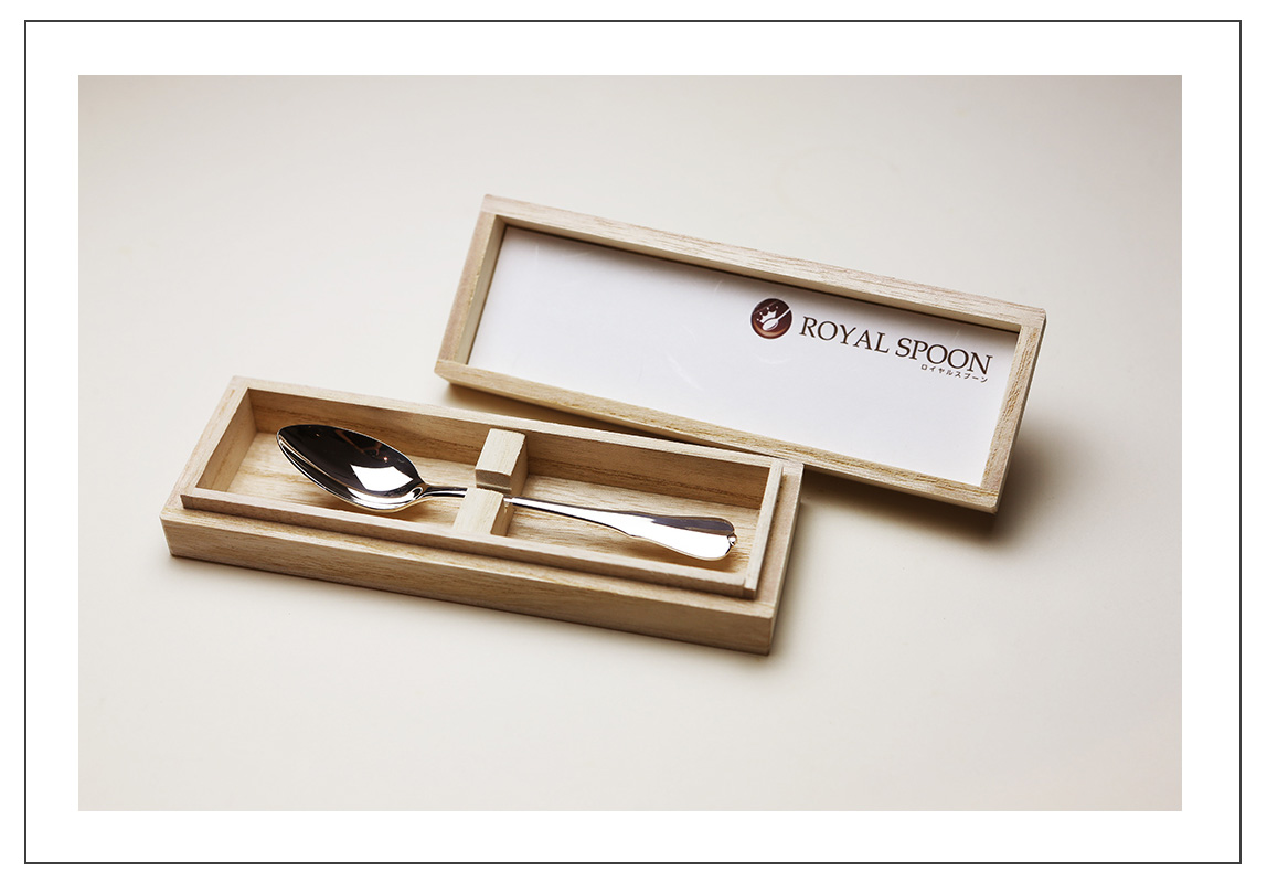 いろいろなマークが入ったスプーンの数々